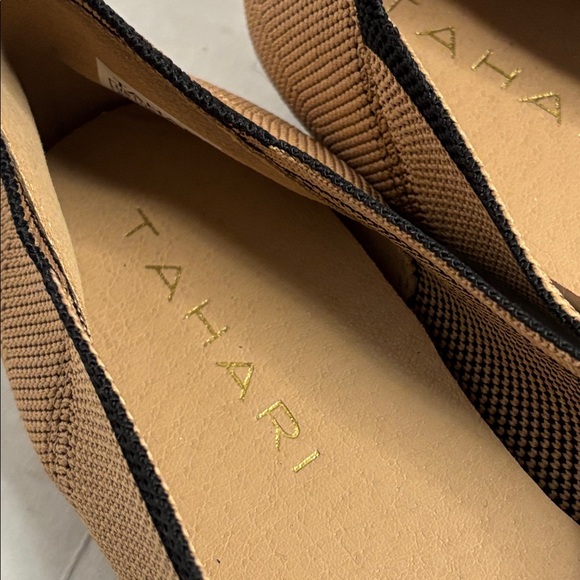 Tahari Tan Flats with Black Bow Accent NWOB Size 8.5 - Picture 2 of 7